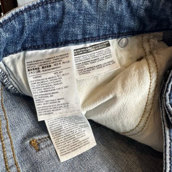 Levi’s 590 Bootcut Jeans Women’s 18W Regular Inseam 31 Detailed Flap Pockets - Picture 4 of 5